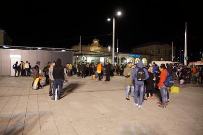 Am Abend kamen erneut etwa 300 Fluechtlinge in Esslingen an